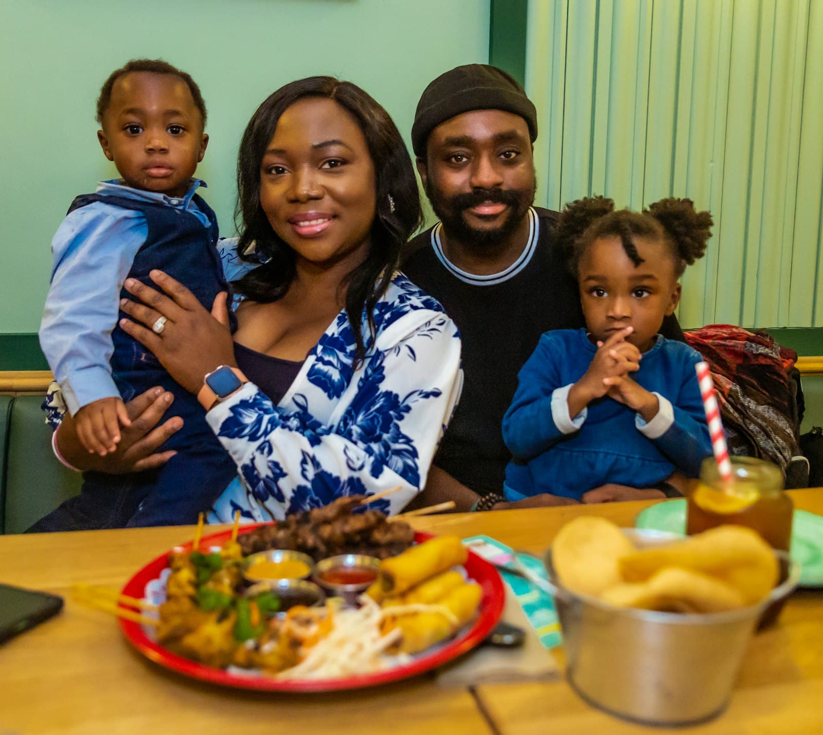 Un déjeuner en famille dans la salle du restaurant